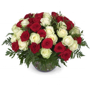 Корзина "Самой нежной" из красных и белых роз с доставкой в по Агрызу